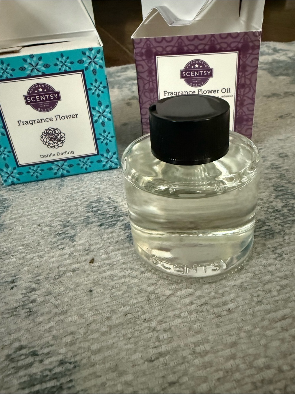Nib Scentsy Fragrance Flower- Lucky in love & Dahlia flower - Picture 4 of 4